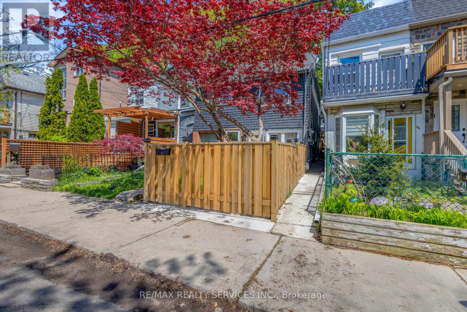 827 Craven Road, Toronto, Ontario  M4L 2Z7 - Photo 3 - E13579760