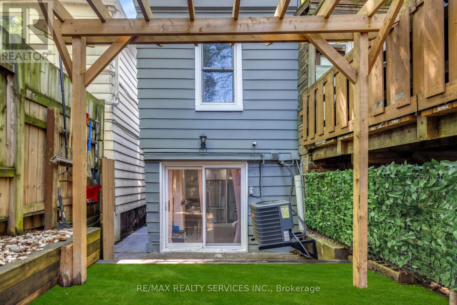 827 Craven Road, Toronto, Ontario  M4L 2Z7 - Photo 5 - E13579760