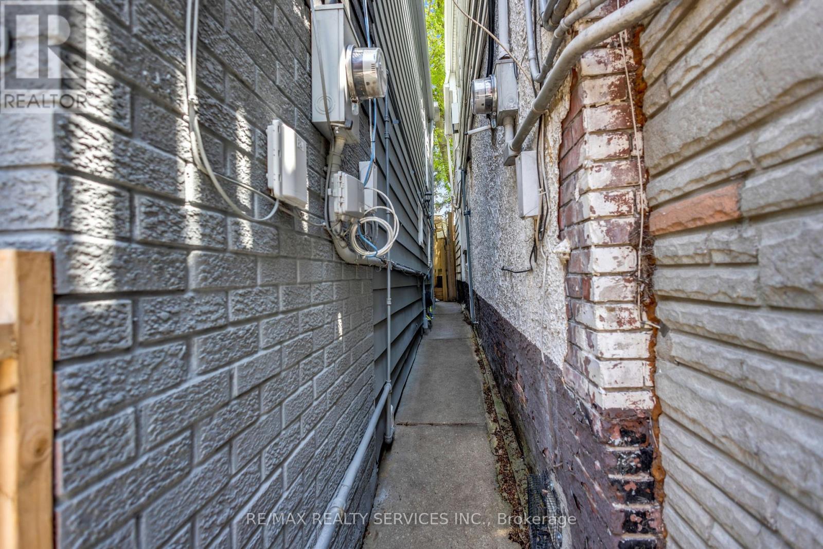 827 Craven Road, Toronto, Ontario  M4L 2Z7 - Photo 8 - E13579760