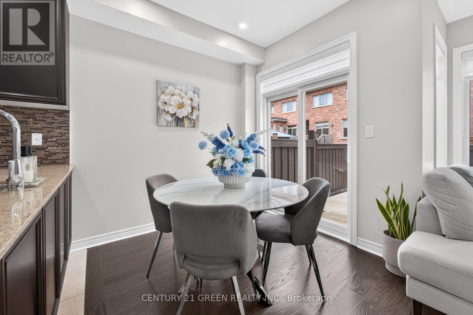 27 Padbury Trail, Brampton, Ontario  L7A 4V2 - Photo 9 - W13816248