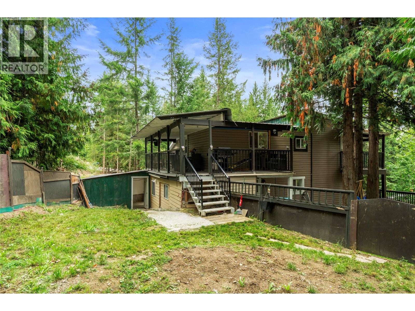 2675 Fraser Road, Anglemont, British Columbia  V0E 1M8 - Photo 19 - 10401647