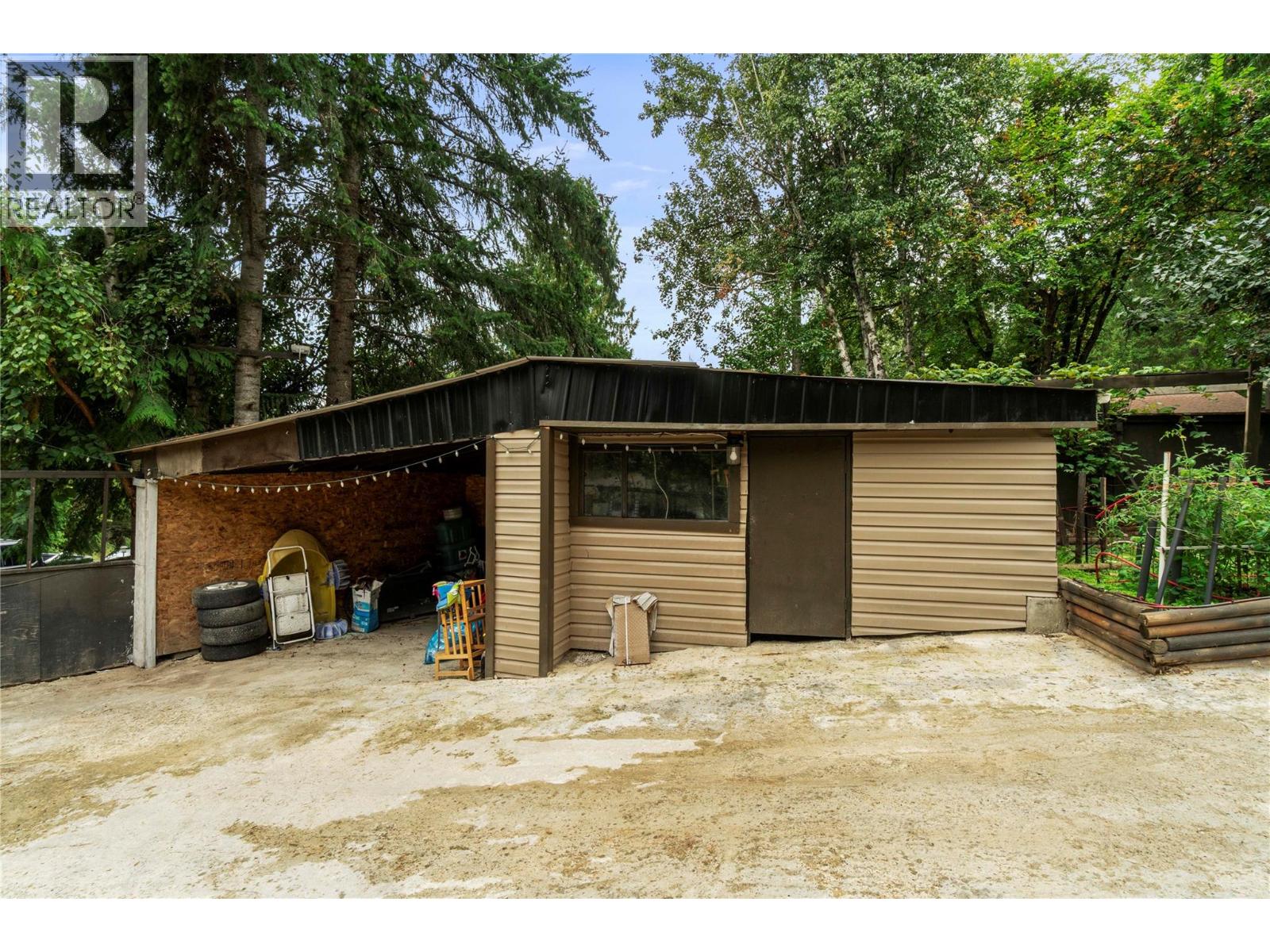 2675 Fraser Road, Anglemont, British Columbia  V0E 1M8 - Photo 26 - 10401647