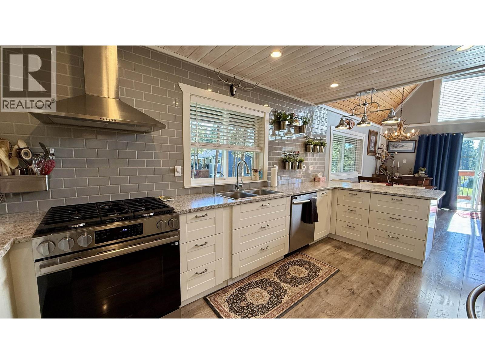4867 Gloinnzun Drive, 108 Mile Ranch, British Columbia  V0K 2Z0 - Photo 3 - R3168525