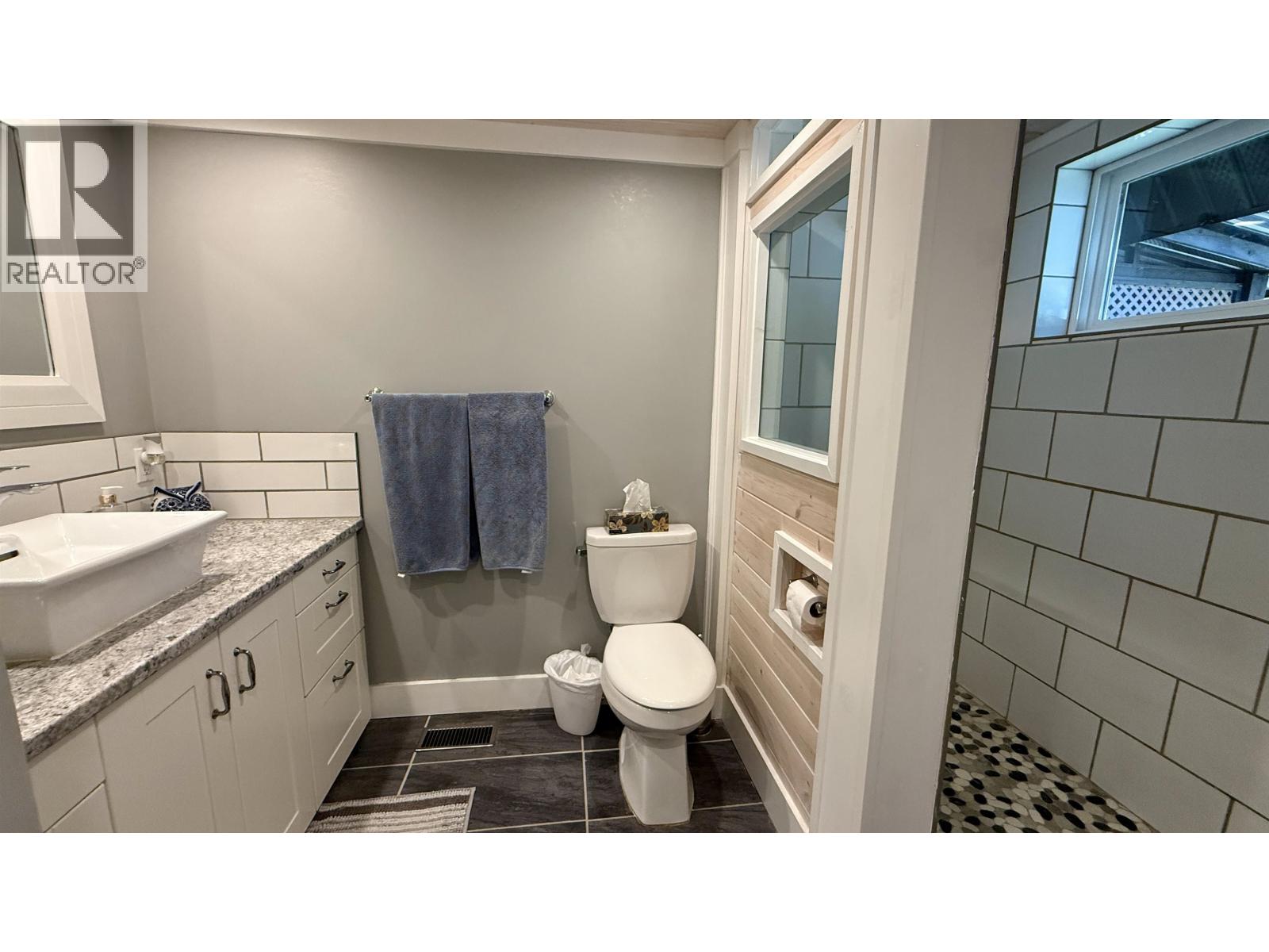 4867 Gloinnzun Drive, 108 Mile Ranch, British Columbia  V0K 2Z0 - Photo 11 - R3168525