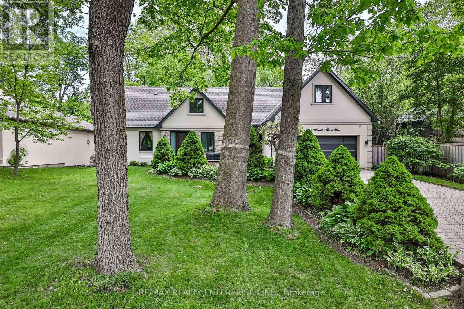 208 MINEOLA ROAD W Mississauga (Mineola) Ontario Canada L5G2C7 2
