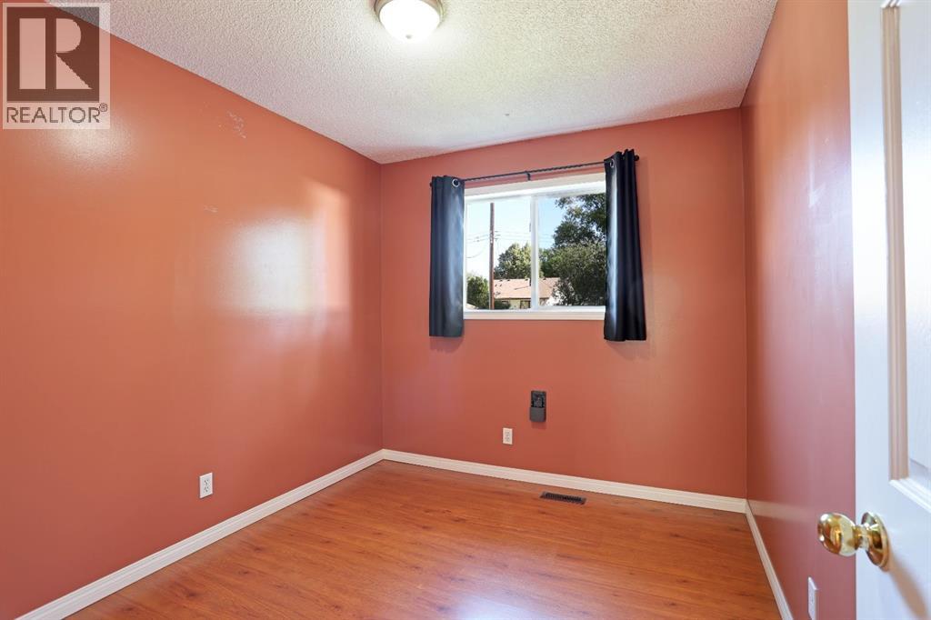 632 1 Street W photo 18