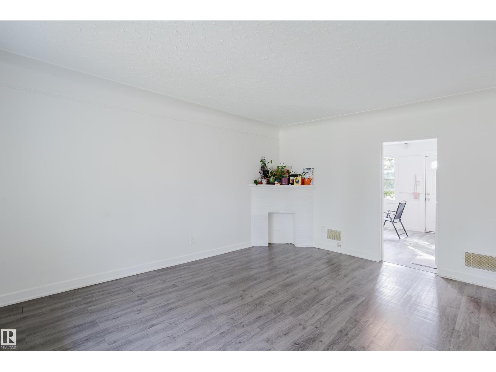 11134 11138 116 ST NW