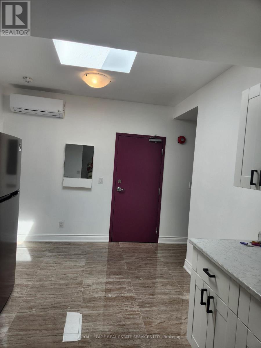 302 - 2820 Danforth Avenue, Toronto, Ontario  M4C 1M1 - Photo 2 - E13715246