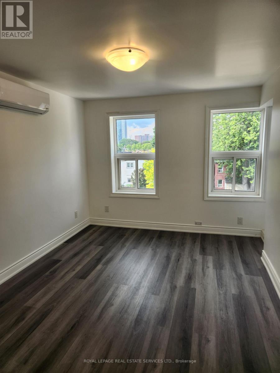 302 - 2820 Danforth Avenue, Toronto, Ontario  M4C 1M1 - Photo 4 - E13715246