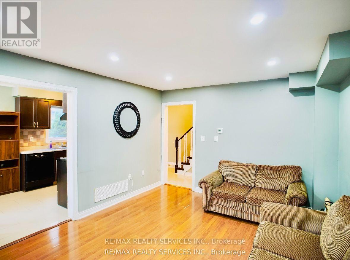 121 Pressed Brick Drive, Brampton, Ontario  L6V 4K5 - Photo 10 - W13816676