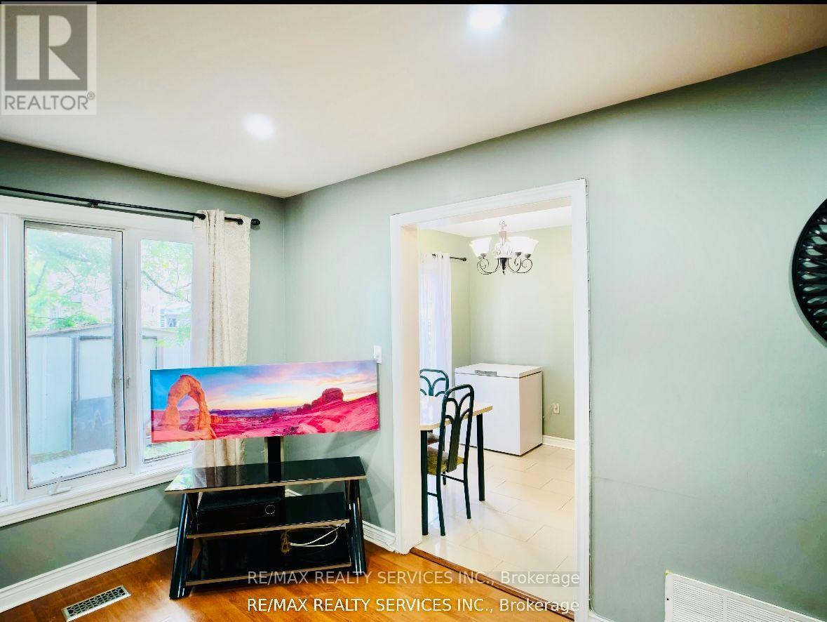 121 Pressed Brick Drive, Brampton, Ontario  L6V 4K5 - Photo 11 - W13816676