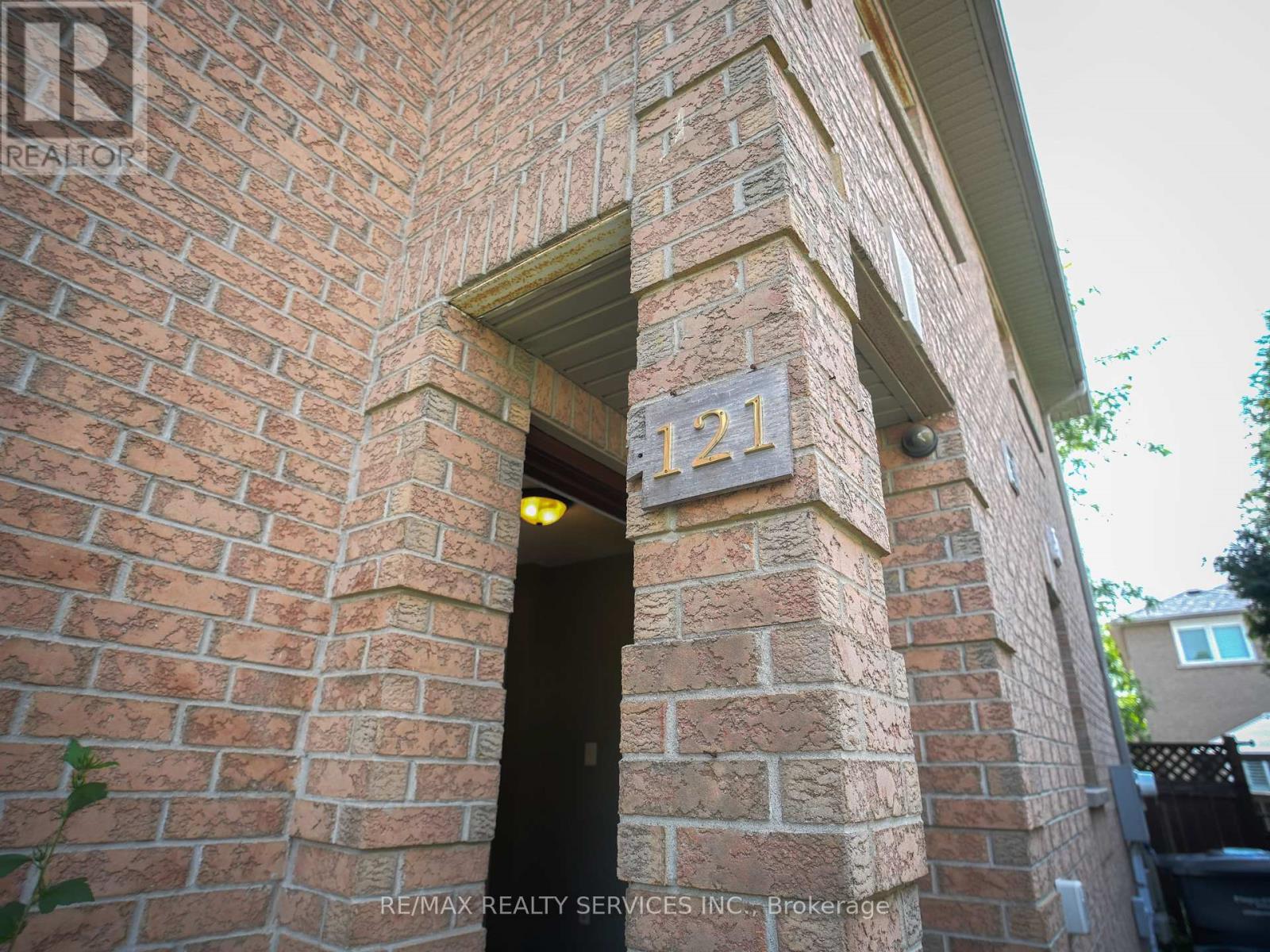 121 Pressed Brick Drive, Brampton, Ontario  L6V 4K5 - Photo 2 - W13816676