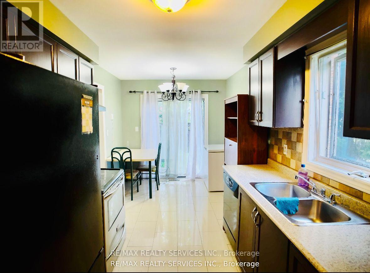 121 Pressed Brick Drive, Brampton, Ontario  L6V 4K5 - Photo 6 - W13816676