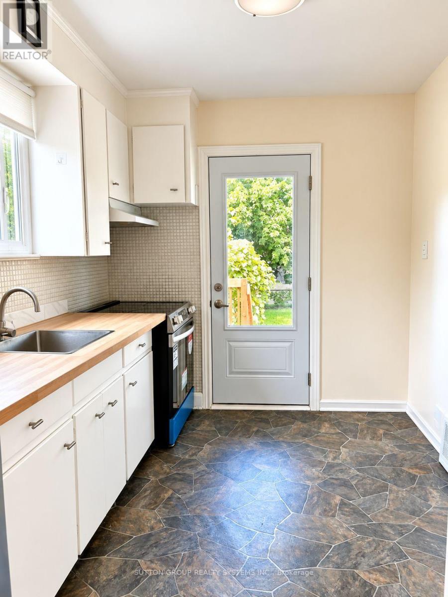 26 Compton Crescent, Toronto, Ontario  M3M 2C2 - Photo 9 - W13811650
