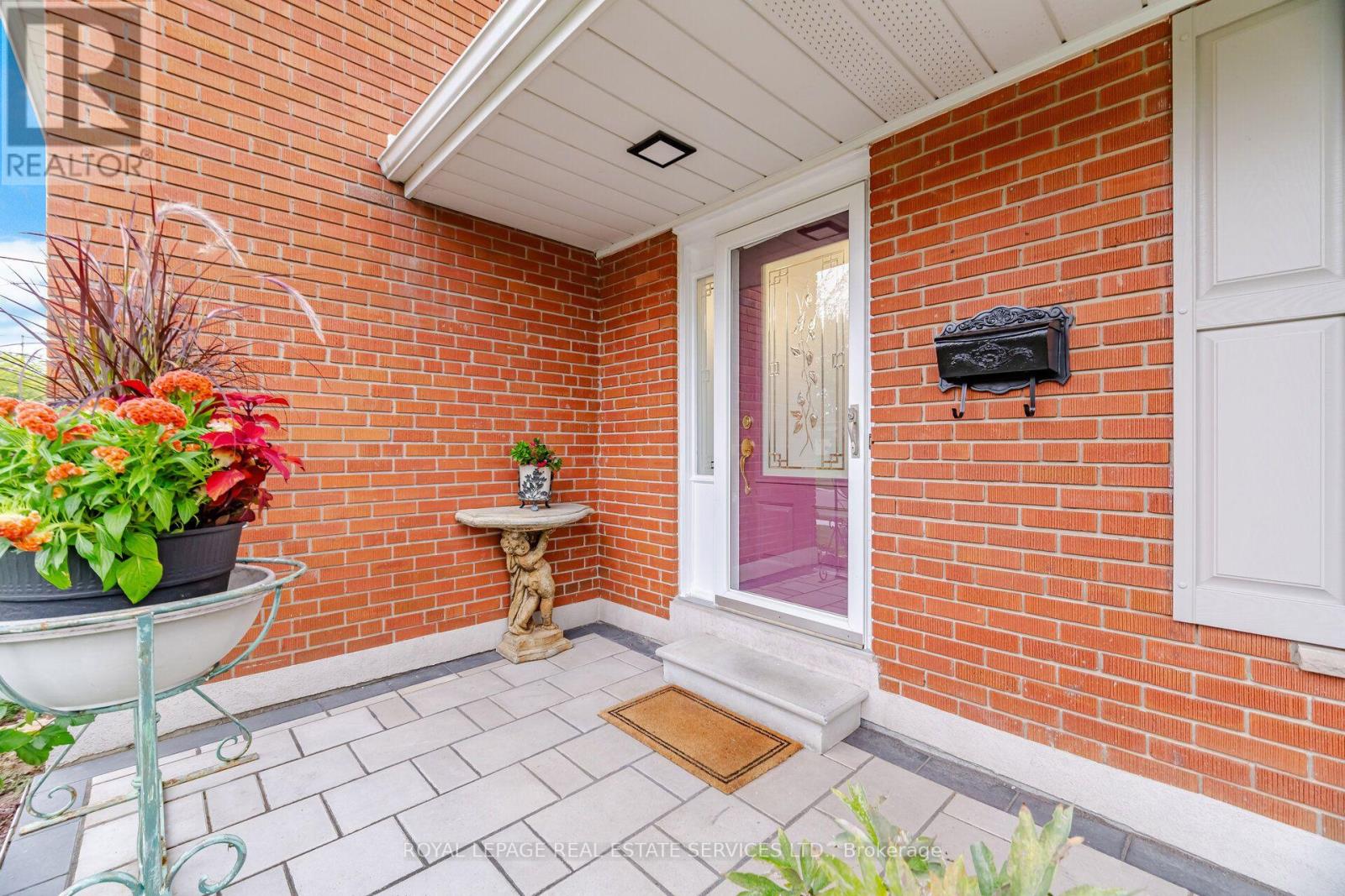 726 Netherton Crescent, Mississauga, Ontario  L4Y 2M4 - Photo 4 - W13816764