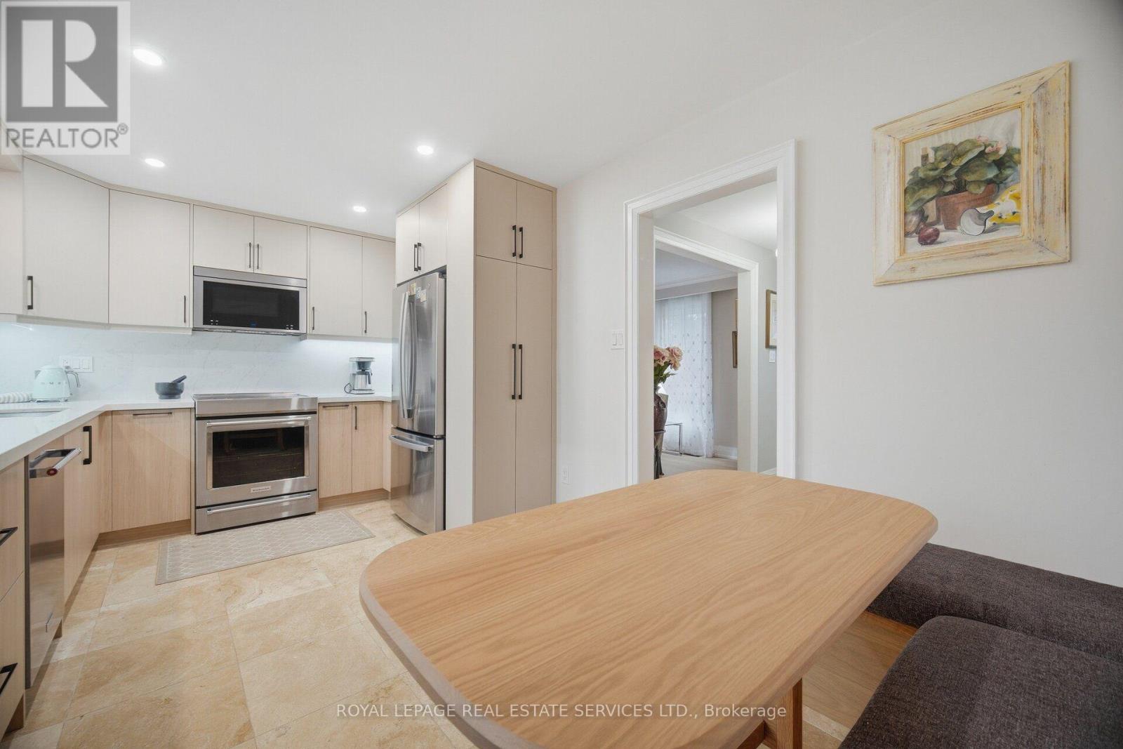 726 Netherton Crescent, Mississauga, Ontario  L4Y 2M4 - Photo 9 - W13816764
