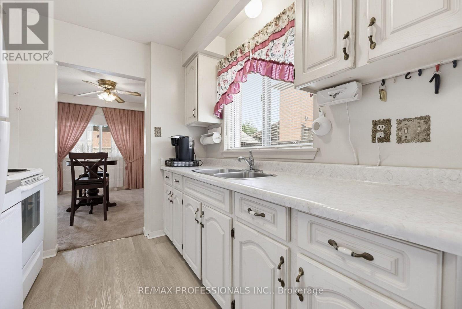 7540 Darcel Avenue, Mississauga, Ontario  L4T 2X9 - Photo 16 - W13816830
