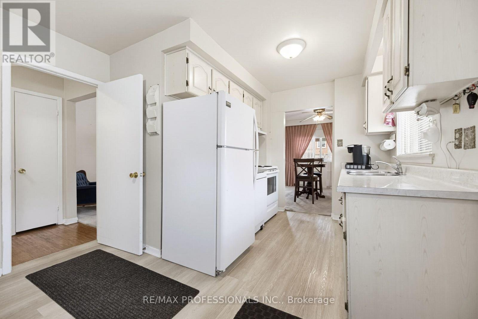 7540 Darcel Avenue, Mississauga, Ontario  L4T 2X9 - Photo 17 - W13816830