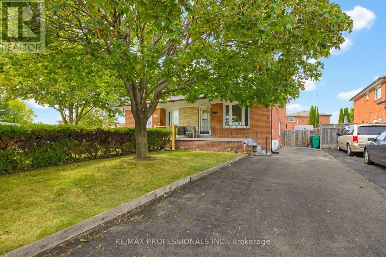 7540 Darcel Avenue, Mississauga, Ontario  L4T 2X9 - Photo 2 - W13816830