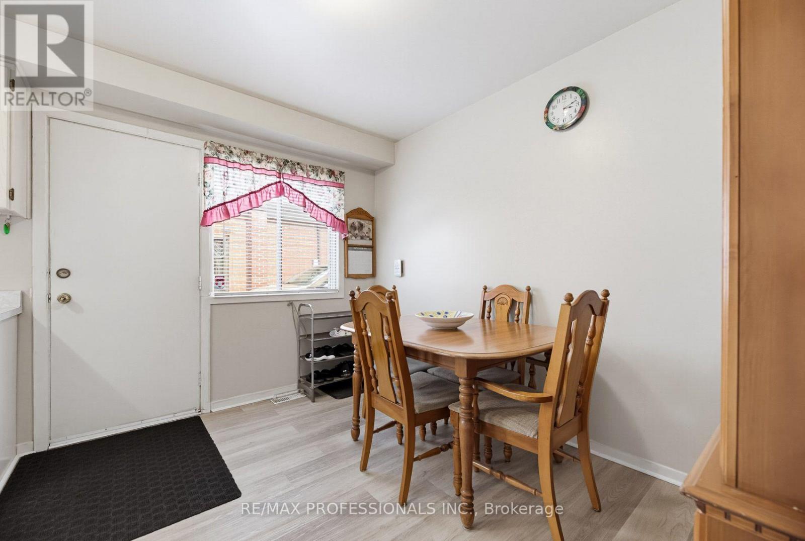 7540 Darcel Avenue, Mississauga, Ontario  L4T 2X9 - Photo 20 - W13816830