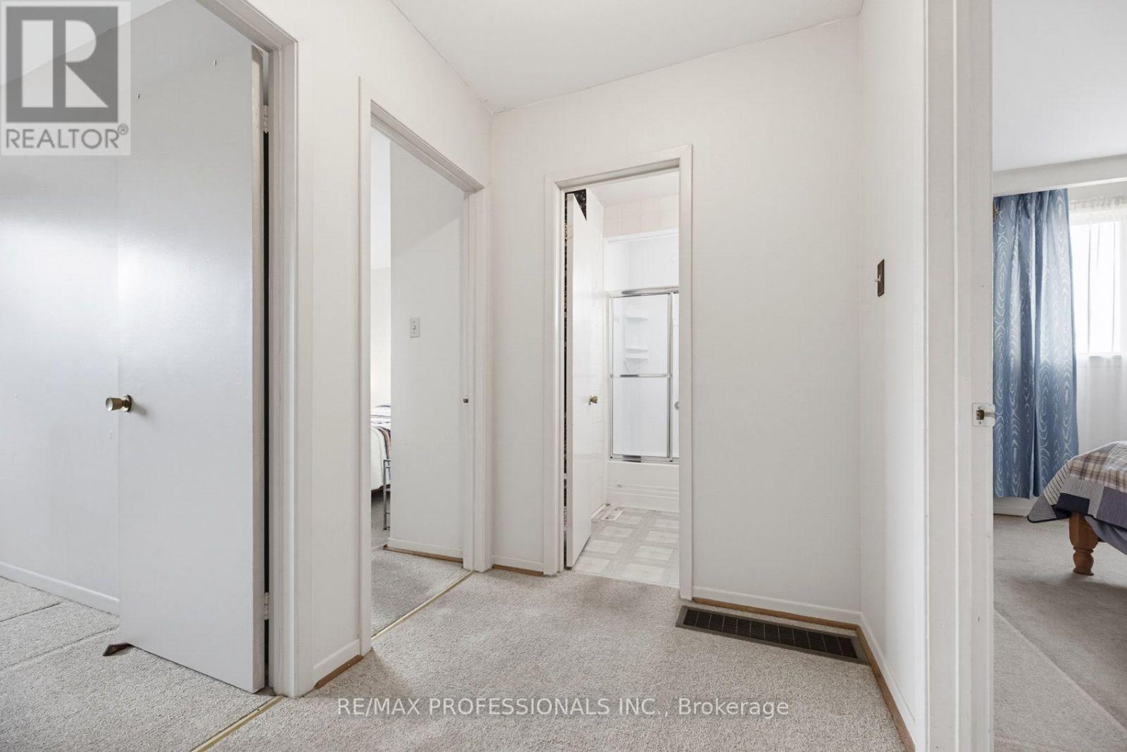 7540 Darcel Avenue, Mississauga, Ontario  L4T 2X9 - Photo 21 - W13816830