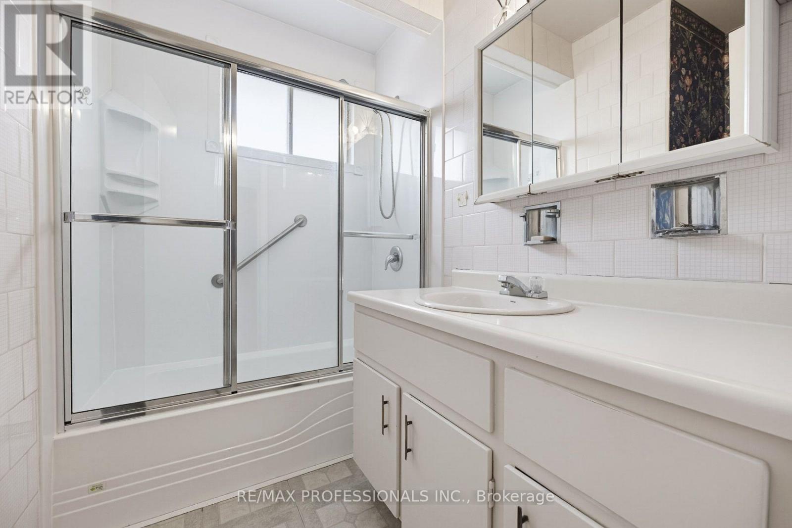 7540 Darcel Avenue, Mississauga, Ontario  L4T 2X9 - Photo 25 - W13816830