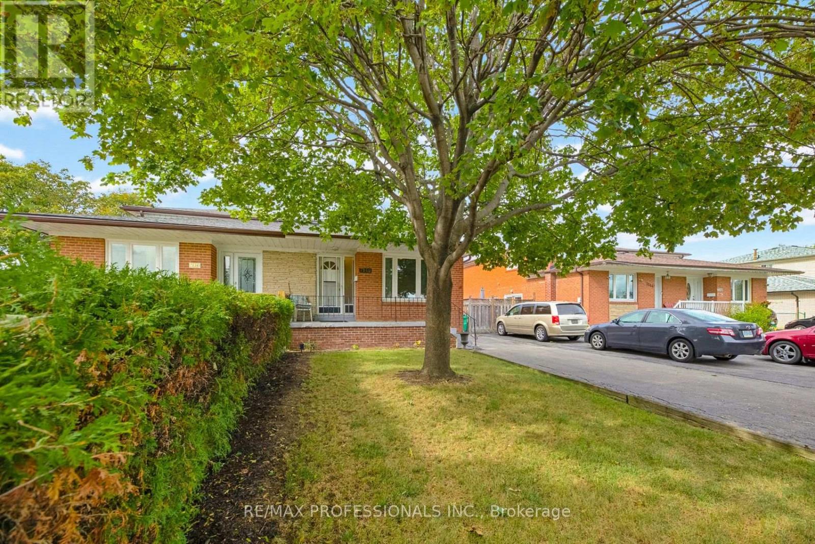 7540 Darcel Avenue, Mississauga, Ontario  L4T 2X9 - Photo 3 - W13816830