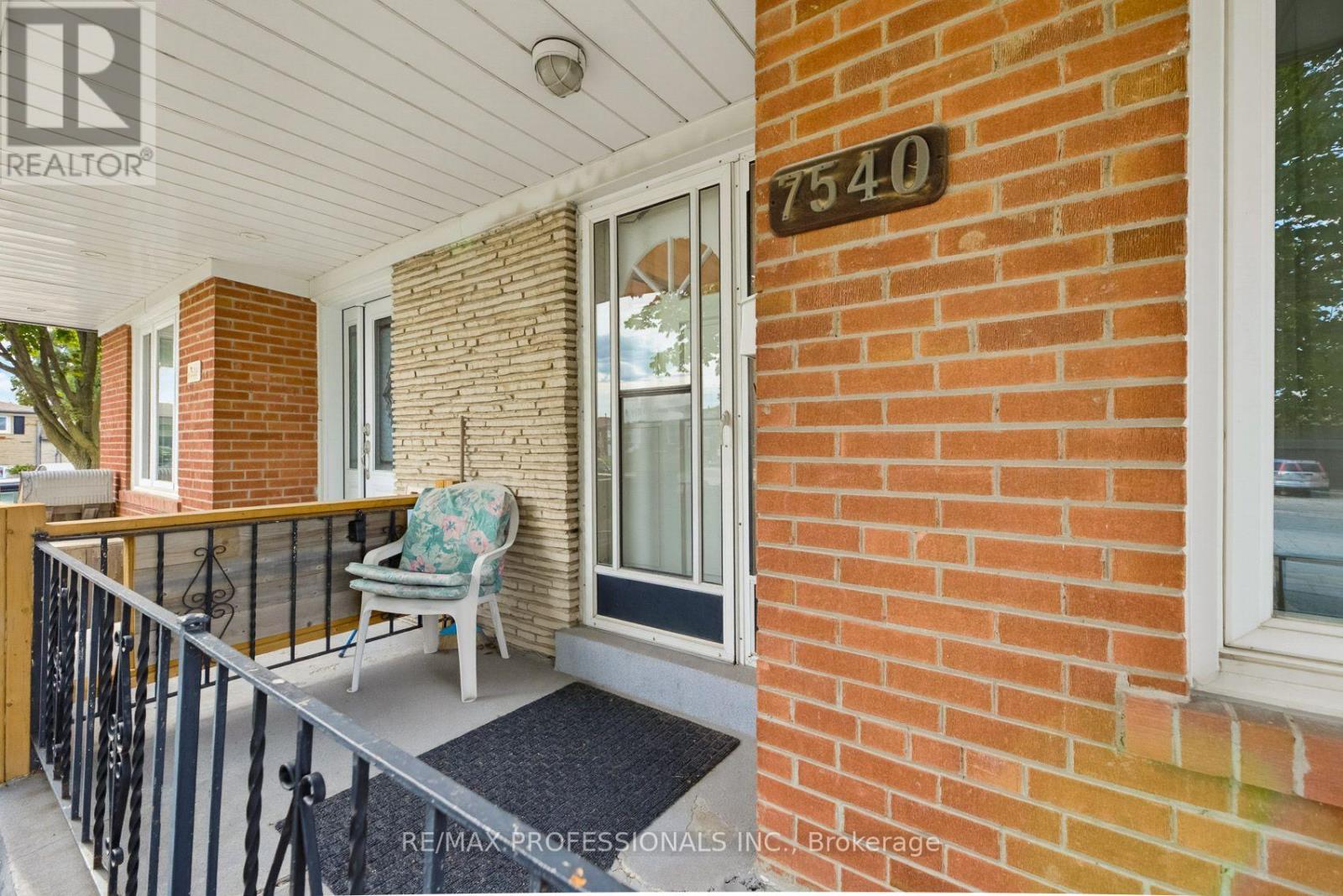 7540 Darcel Avenue, Mississauga, Ontario  L4T 2X9 - Photo 4 - W13816830