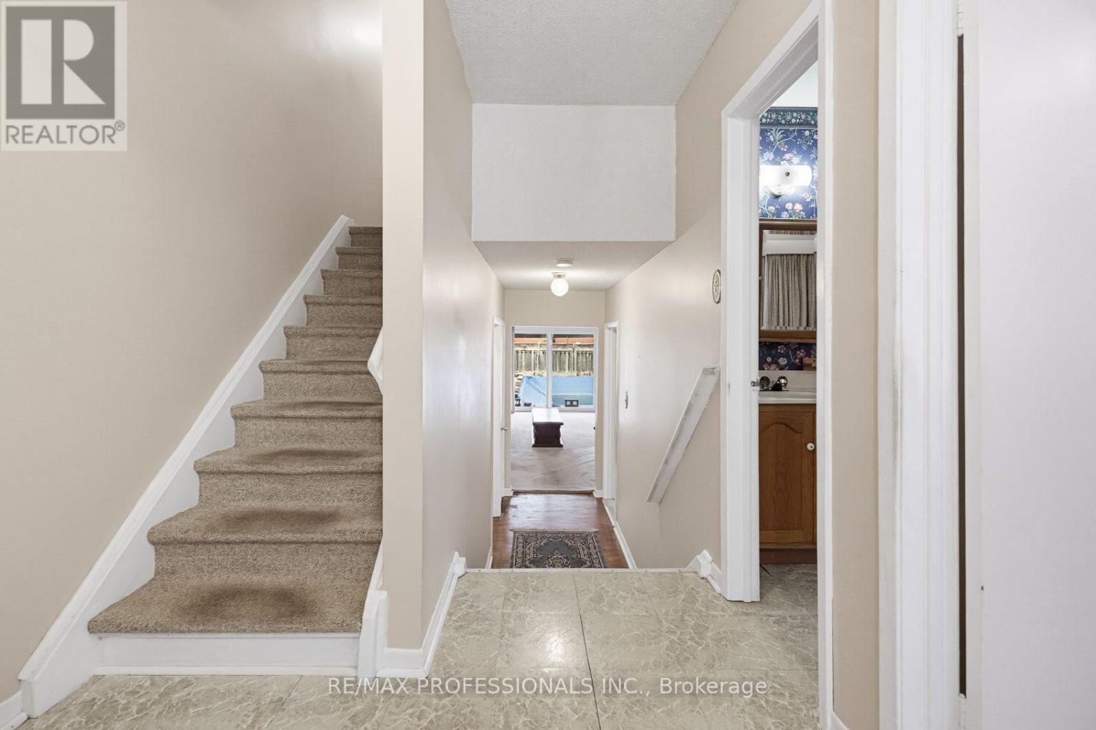7540 Darcel Avenue, Mississauga, Ontario  L4T 2X9 - Photo 6 - W13816830