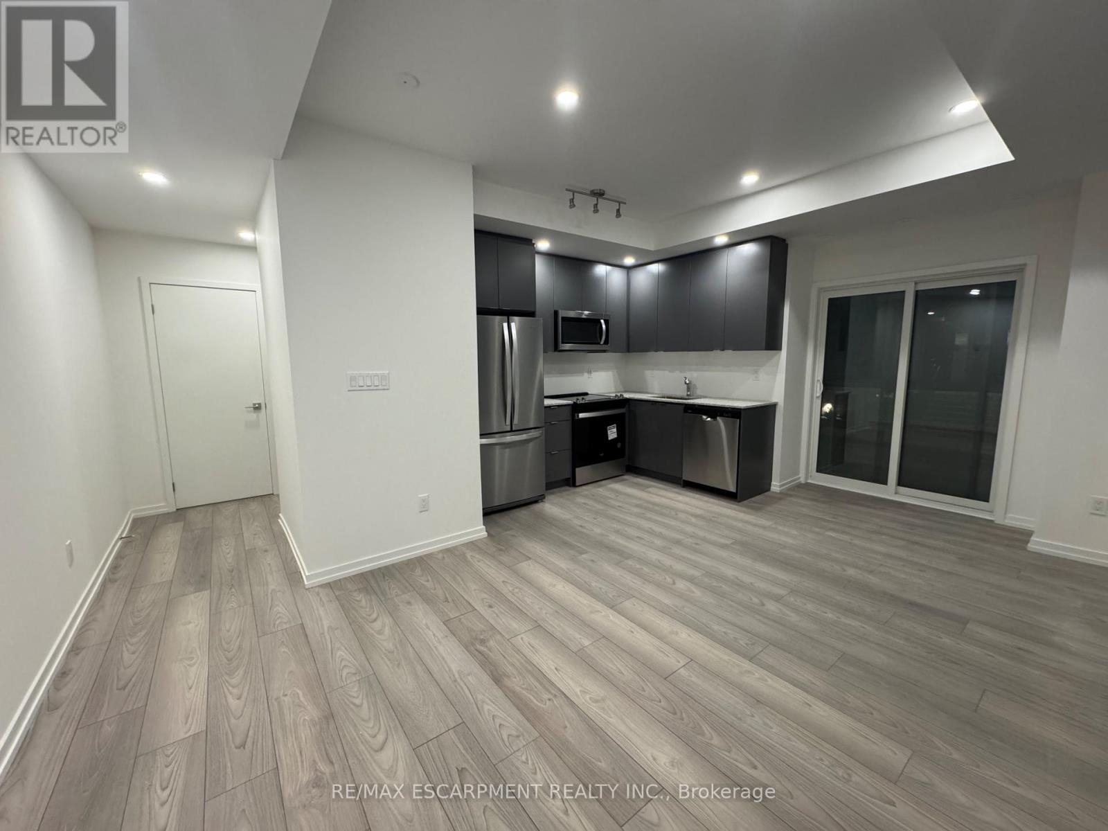 27 - 17 Lytham Green Circle, Newmarket, Ontario L3Y 0H4 - Photo 2 - N13816928