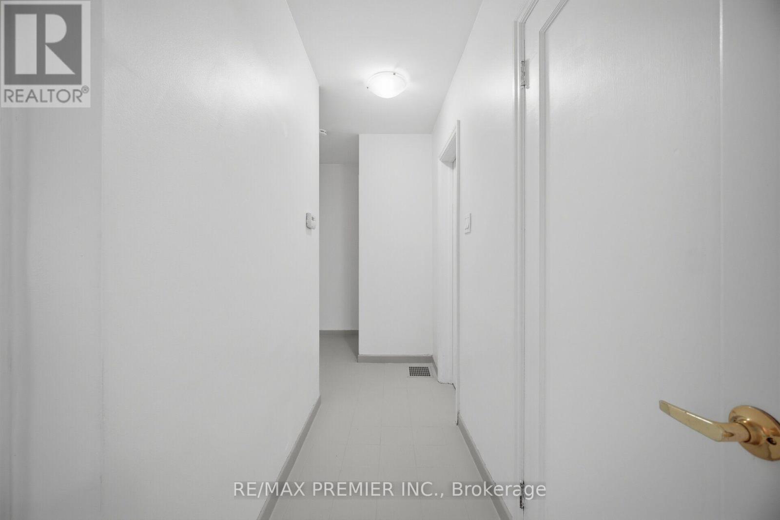295 Falstaff Avenue, Toronto, Ontario  M6L 2G4 - Photo 12 - W13813734