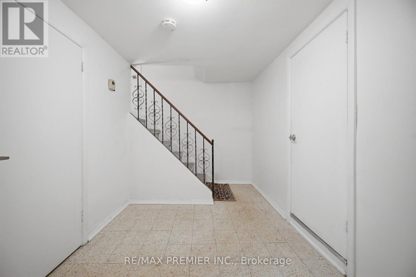 295 Falstaff Avenue, Toronto, Ontario  M6L 2G4 - Photo 21 - W13813734