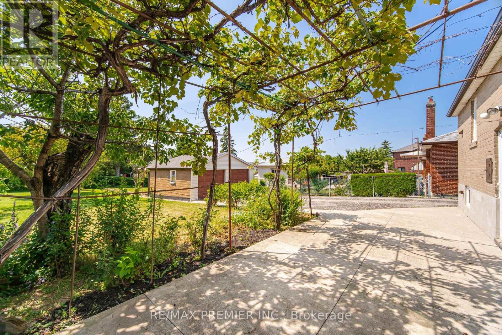 295 Falstaff Avenue, Toronto, Ontario  M6L 2G4 - Photo 36 - W13813734