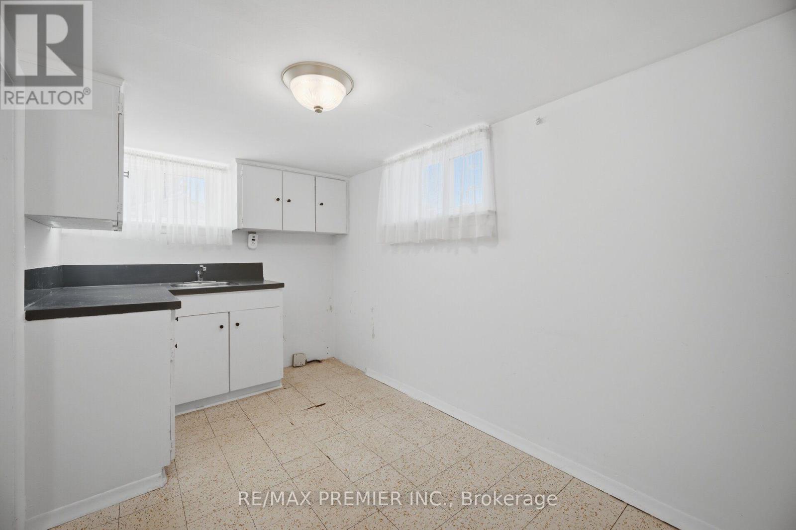 295 Falstaff Avenue, Toronto, Ontario  M6L 2G4 - Photo 23 - W13813734
