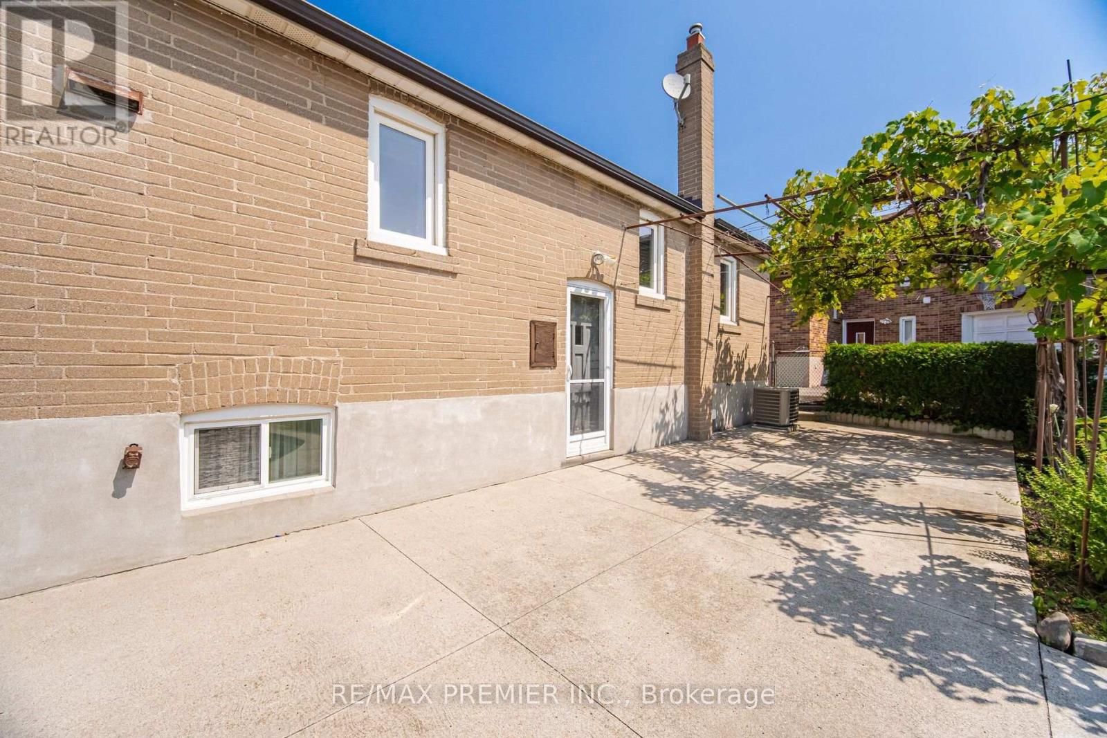 295 Falstaff Avenue, Toronto, Ontario  M6L 2G4 - Photo 34 - W13813734