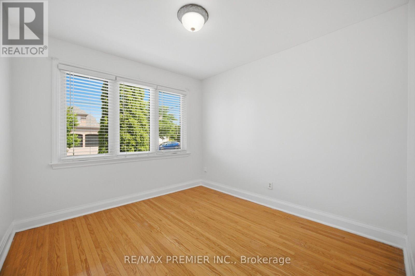 295 Falstaff Avenue, Toronto, Ontario  M6L 2G4 - Photo 13 - W13813734
