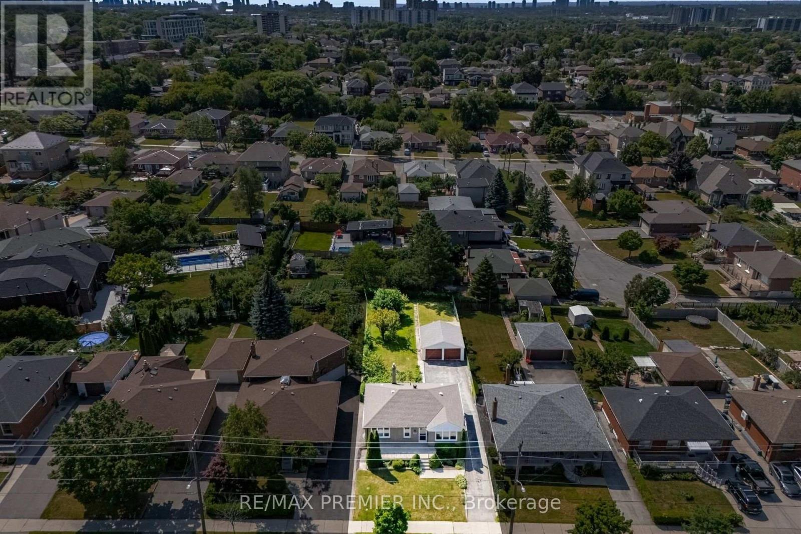 295 Falstaff Avenue, Toronto, Ontario  M6L 2G4 - Photo 43 - W13813734