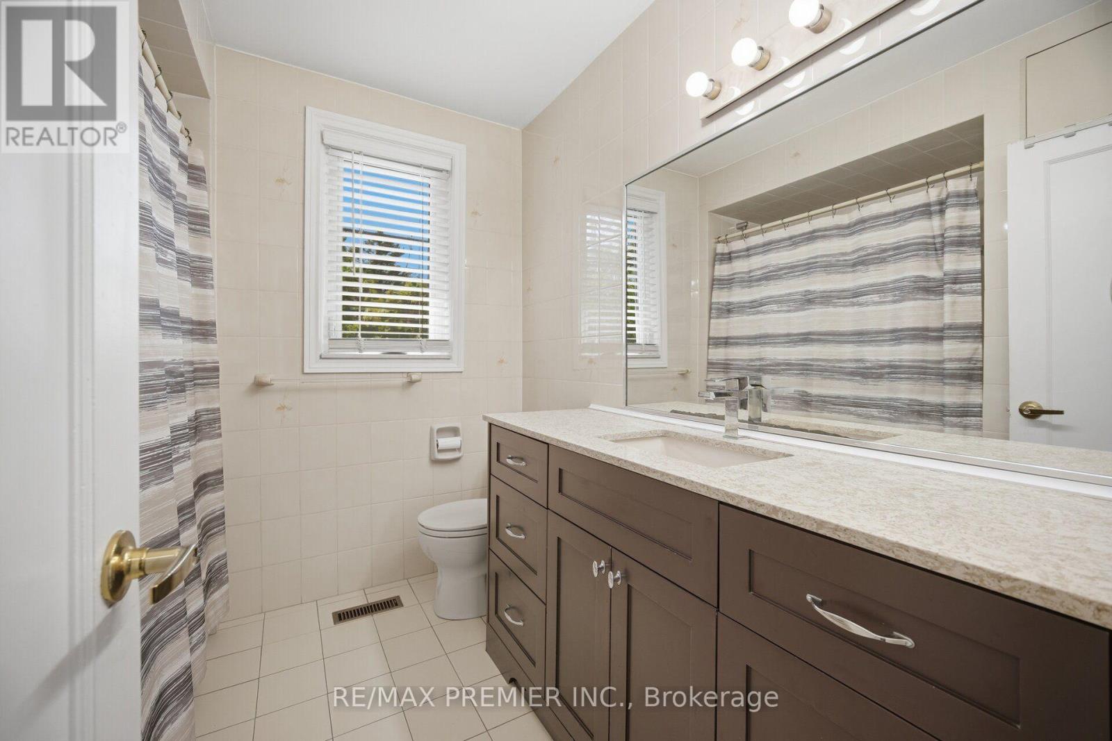 295 Falstaff Avenue, Toronto, Ontario  M6L 2G4 - Photo 19 - W13813734