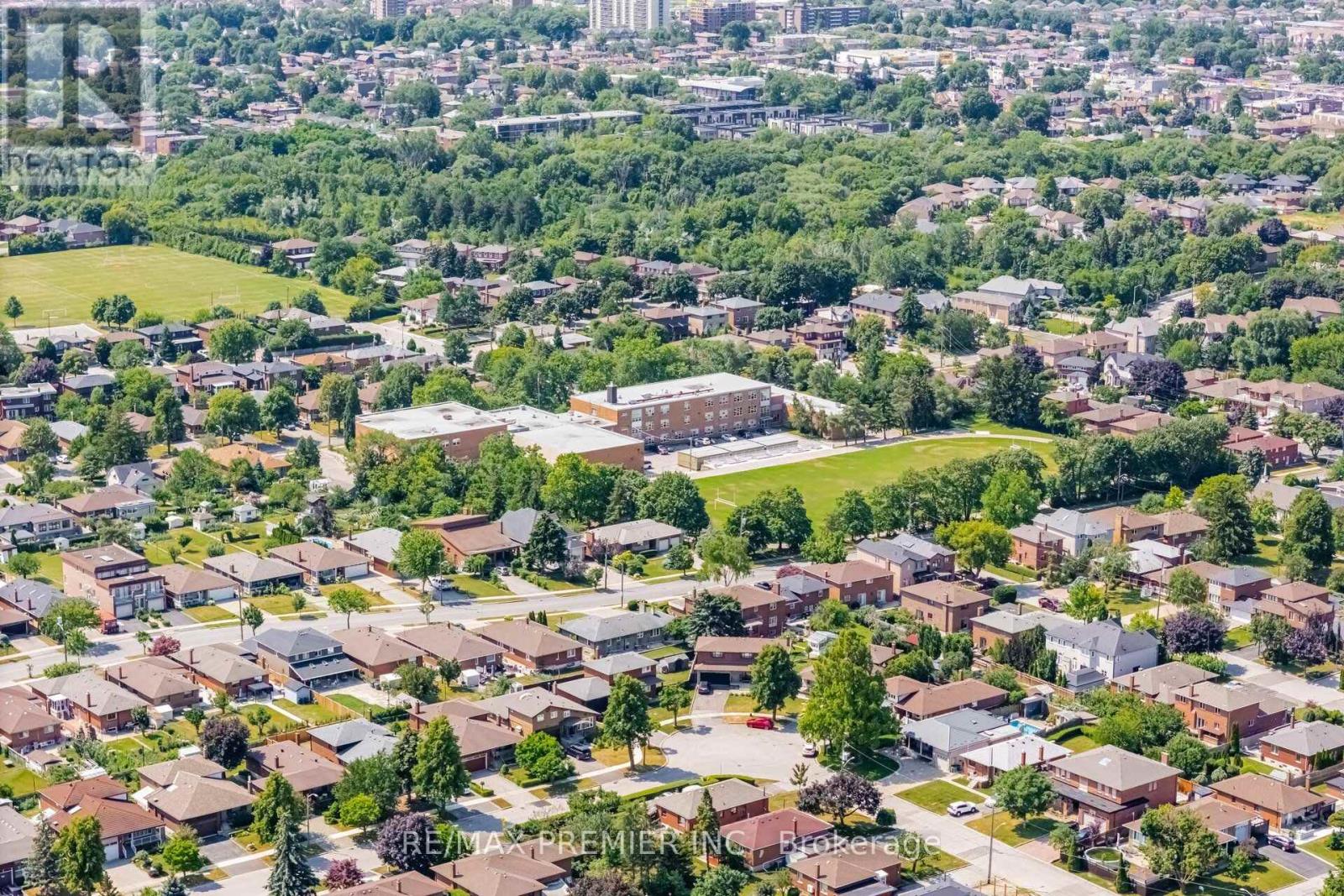 295 Falstaff Avenue, Toronto, Ontario  M6L 2G4 - Photo 47 - W13813734