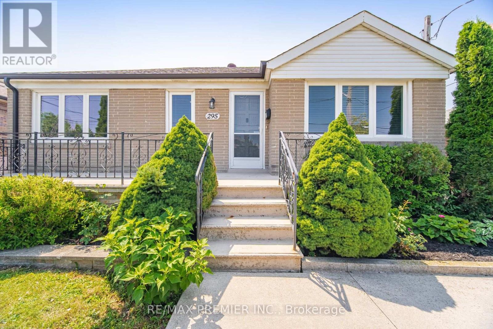 295 Falstaff Avenue, Toronto, Ontario  M6L 2G4 - Photo 3 - W13813734