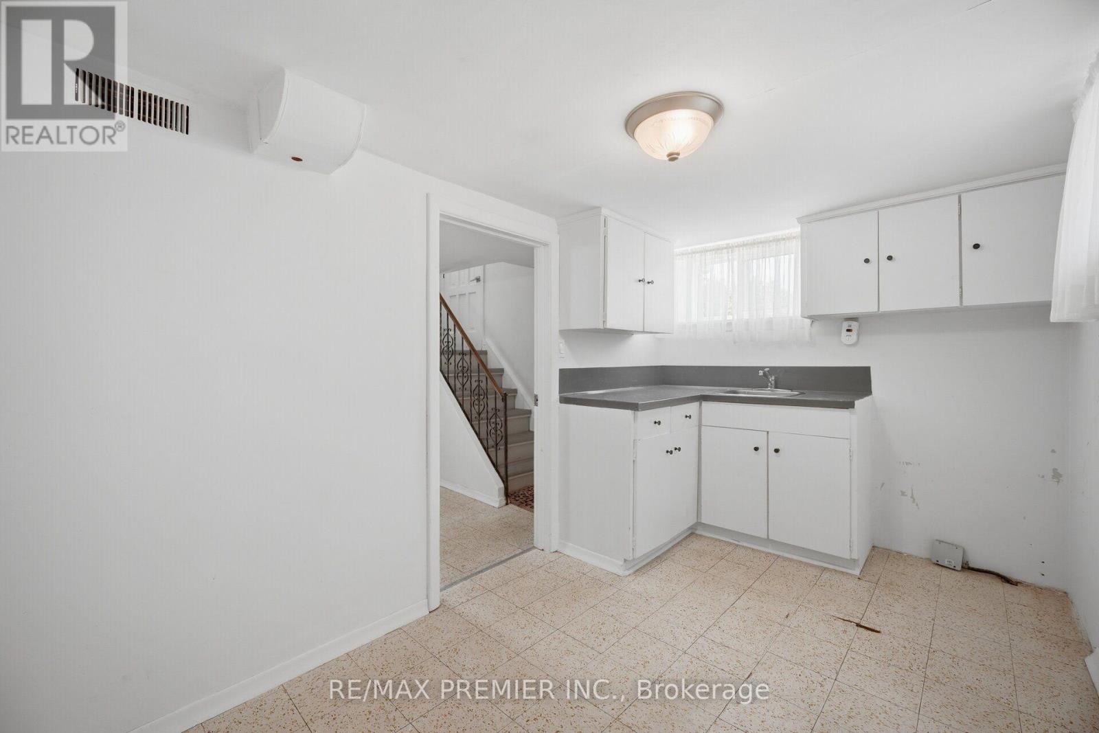 295 Falstaff Avenue, Toronto, Ontario  M6L 2G4 - Photo 22 - W13813734