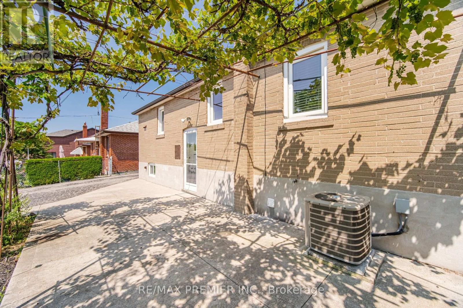 295 Falstaff Avenue, Toronto, Ontario  M6L 2G4 - Photo 35 - W13813734