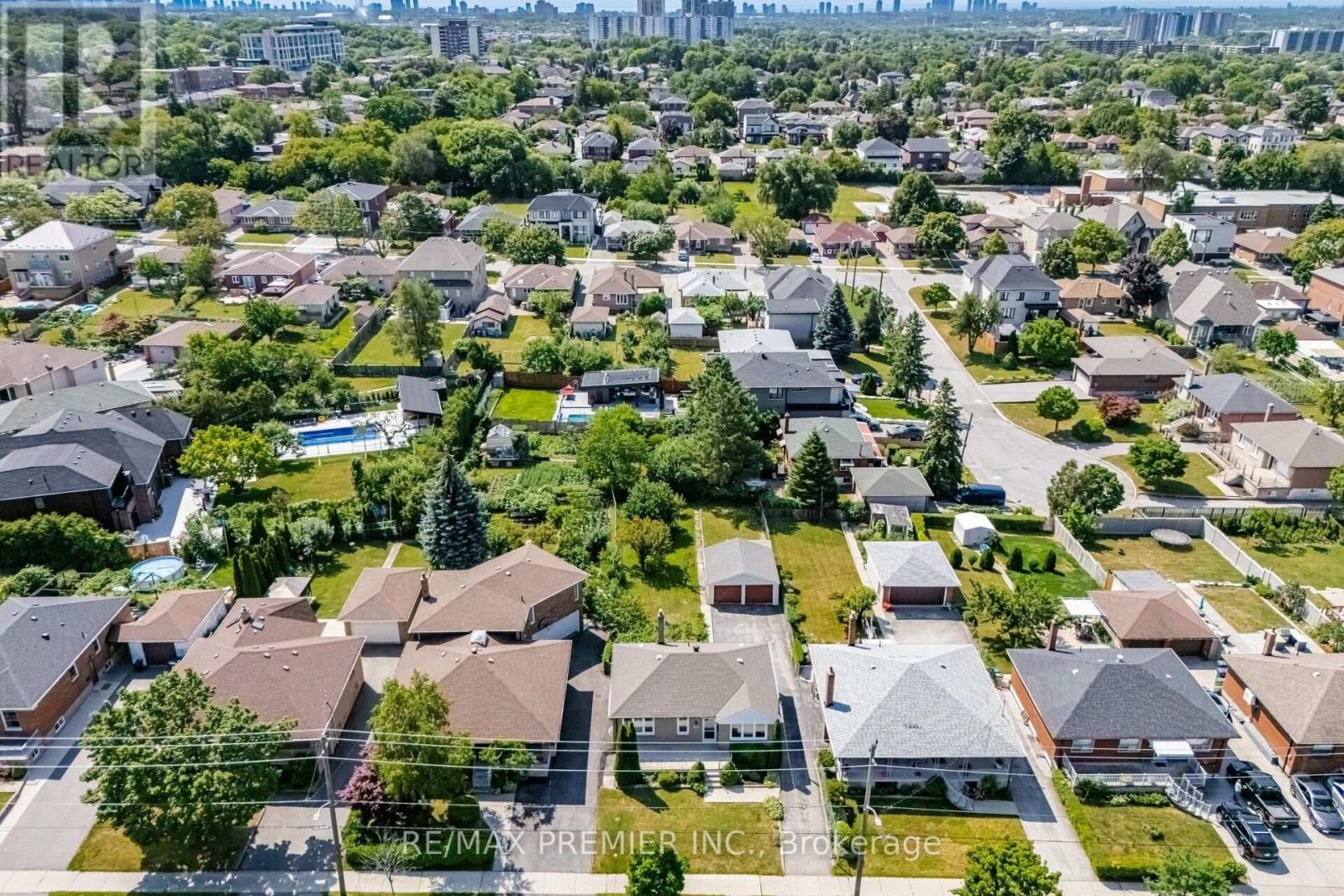 295 Falstaff Avenue, Toronto, Ontario  M6L 2G4 - Photo 44 - W13813734