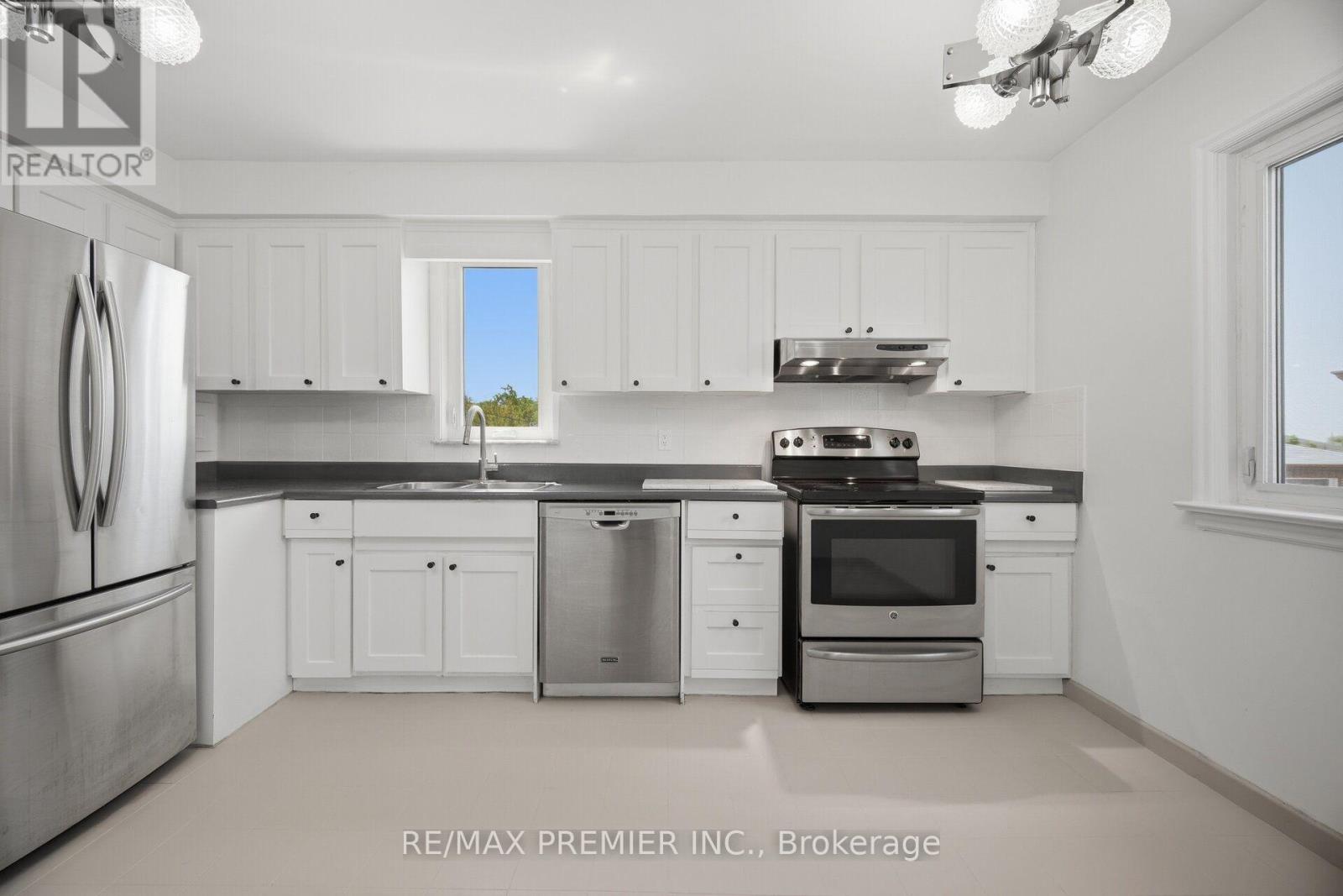 295 Falstaff Avenue, Toronto, Ontario  M6L 2G4 - Photo 9 - W13813734