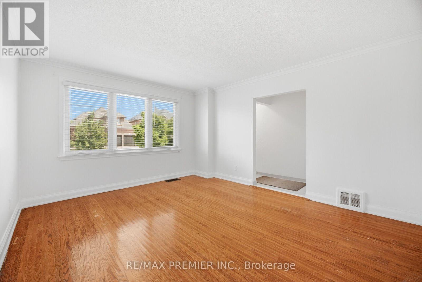 295 Falstaff Avenue, Toronto, Ontario  M6L 2G4 - Photo 6 - W13813734