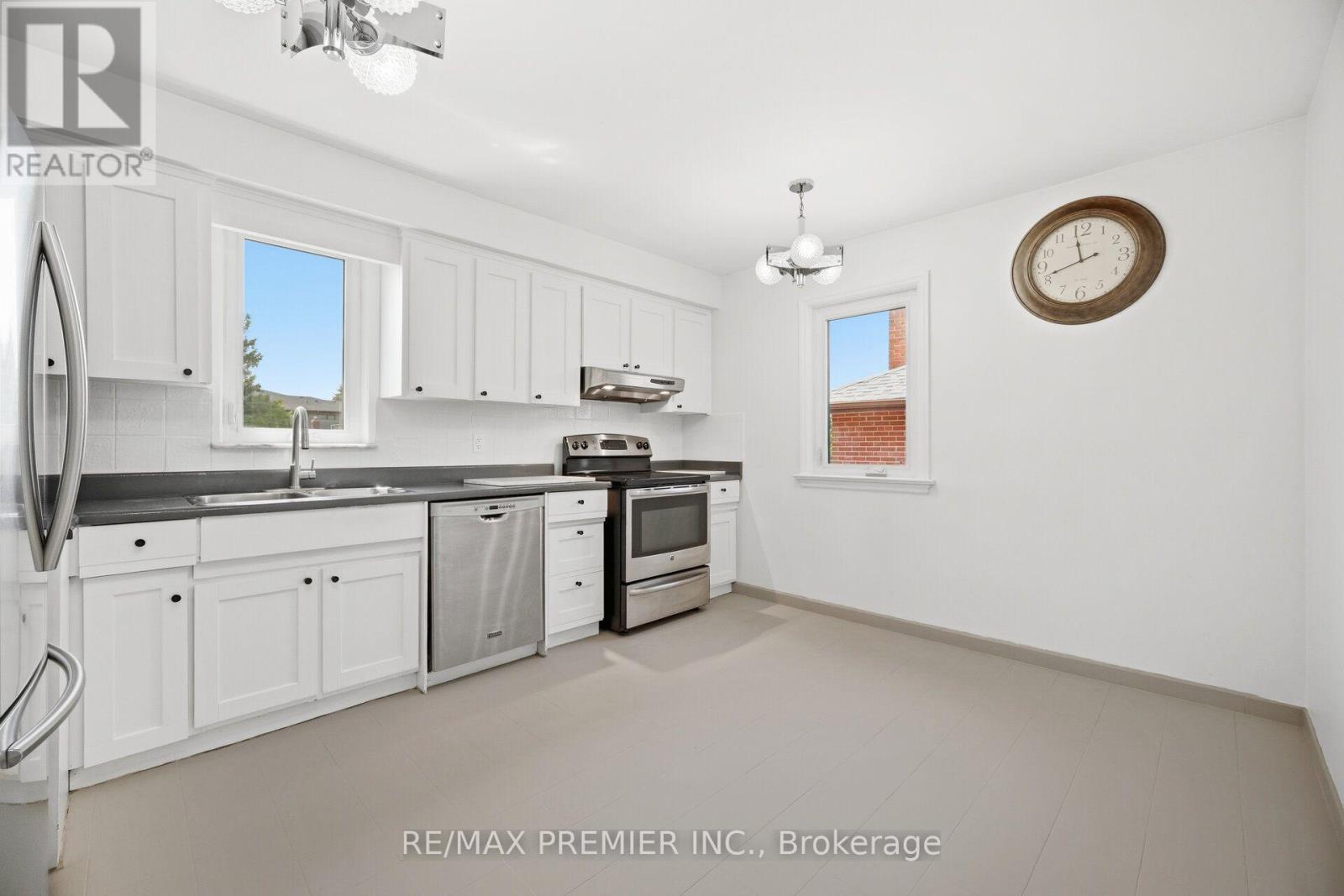 295 Falstaff Avenue, Toronto, Ontario  M6L 2G4 - Photo 8 - W13813734