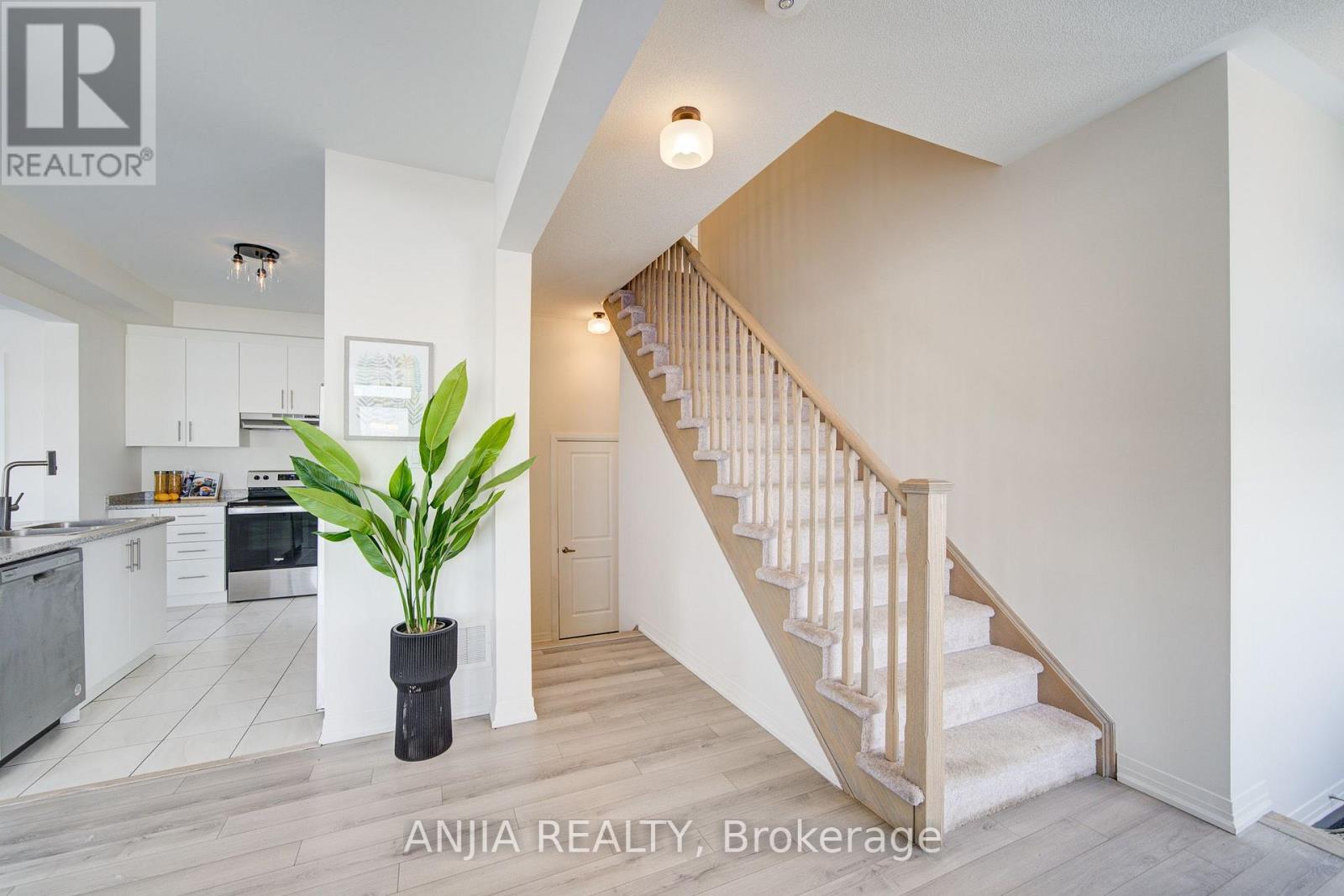 111 Carneros Way, Markham, Ontario  L6B 1R2 - Photo 3 - N13817000