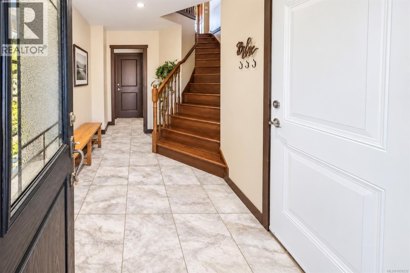 850 Lorne White Pl, Ucluelet, British Columbia V0R 3A0 - Photo 2 - 1050232