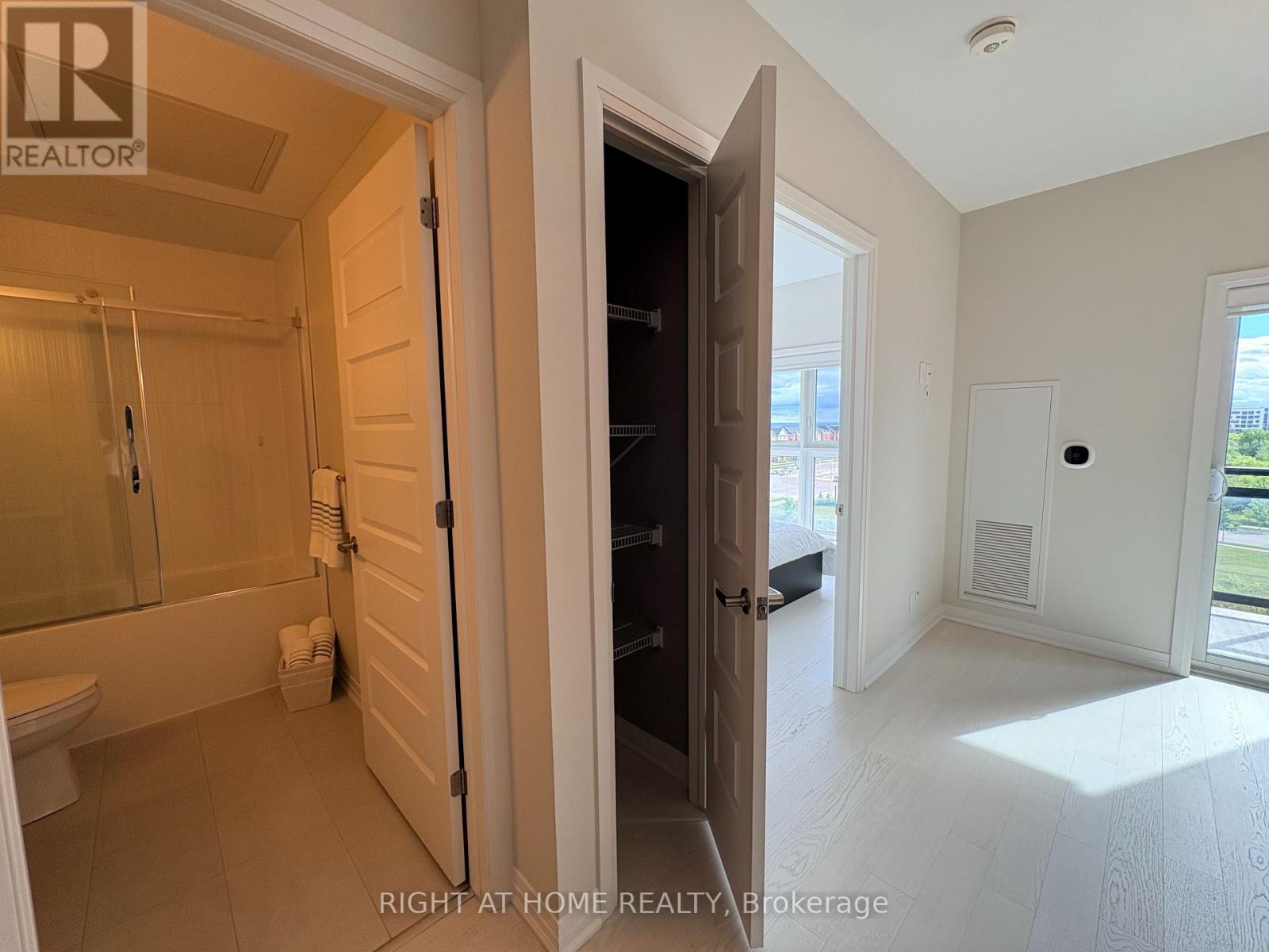 527 - 102 Grovewood Common, Oakville, Ontario  L6H 0X2 - Photo 11 - W13817050