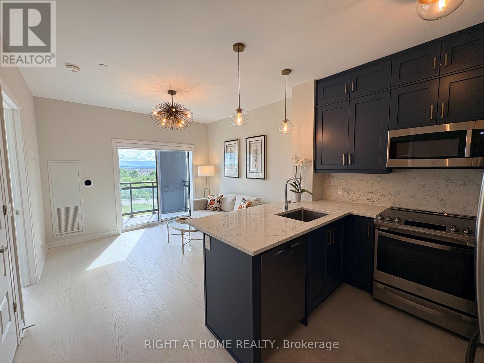 527 - 102 Grovewood Common, Oakville, Ontario  L6H 0X2 - Photo 2 - W13817050
